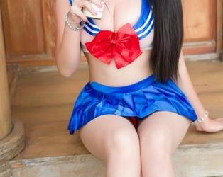 魅妍社 – 全套透明之美，图片中的FoxYini孟狐狸好像在低语。