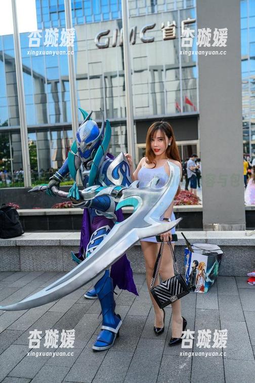 魔镜街拍 - 在线目击！婷婷的OL妆容与包臀裙神仙搭档。
