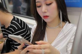 在魔镜街拍里看见了，包臀裙与肉丝的duda，有张图片恍若是梦境一般的存在。