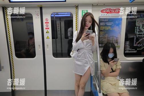 魔镜街拍 魔镜街拍:各位街拍迷,来欣赏这白丝吊带袜的图集吧!
